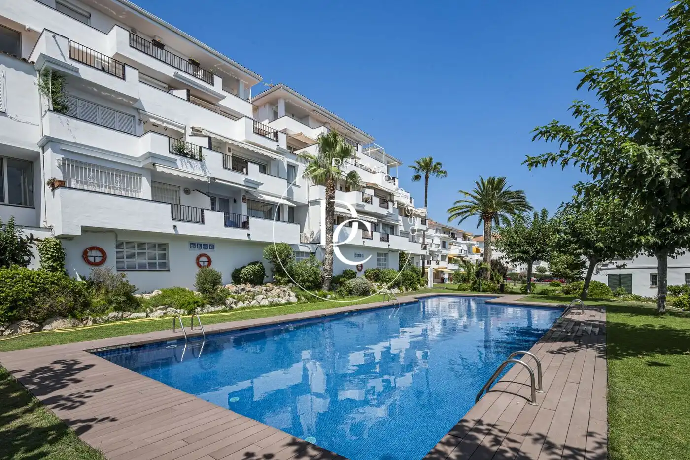 Außenansicht von Maisonette zum Verkauf in Sitges mit Klimaanlage, Heizung und Privatgarten