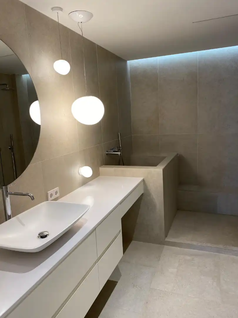 Badezimmer von Wohnung zur Miete in Barcelona mit Klimaanlage, Heizung und Parkett