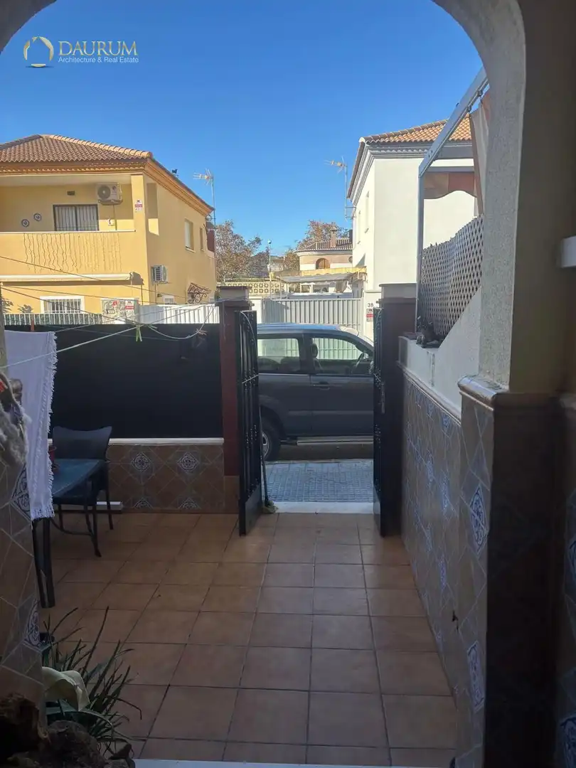 Vista exterior de Casa adosada en venda en Vélez-Málaga amb Aire condicionat, Terrassa i Piscina