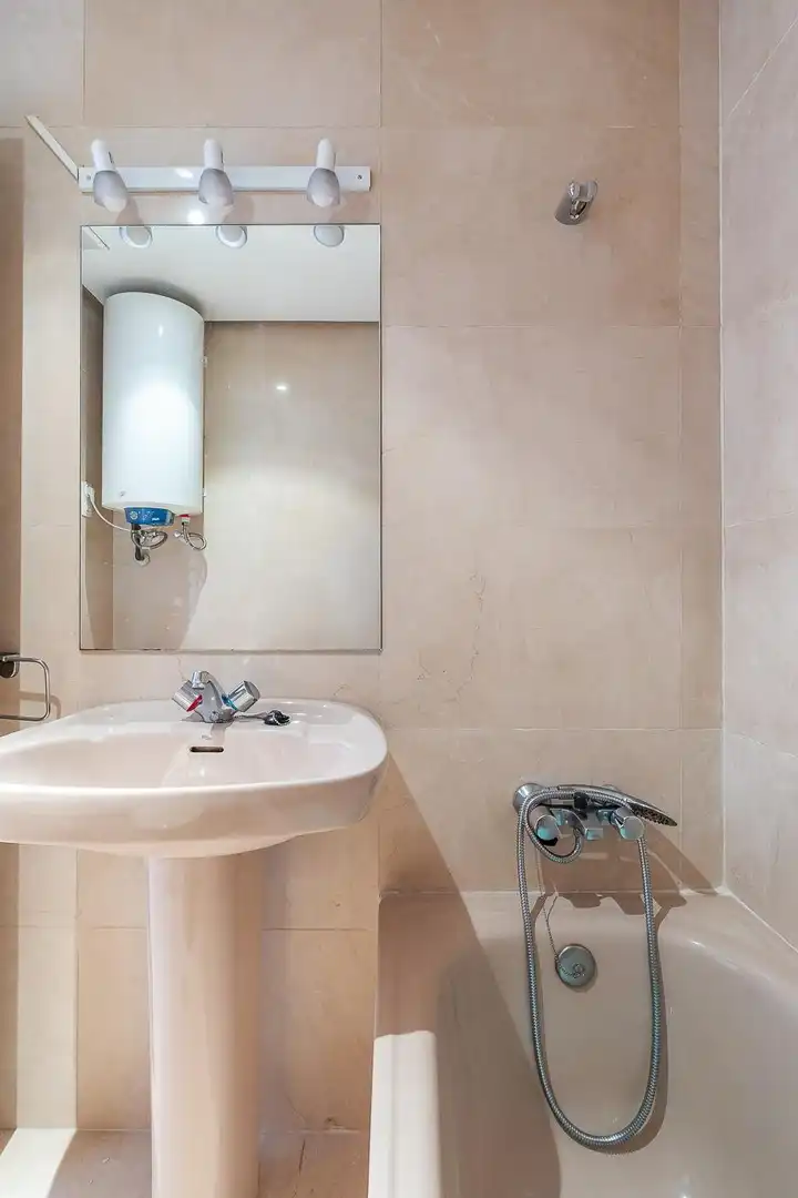 Baño de Apartamento de alquiler en Madrid con Aire acondicionado, Calefacción y Amueblado