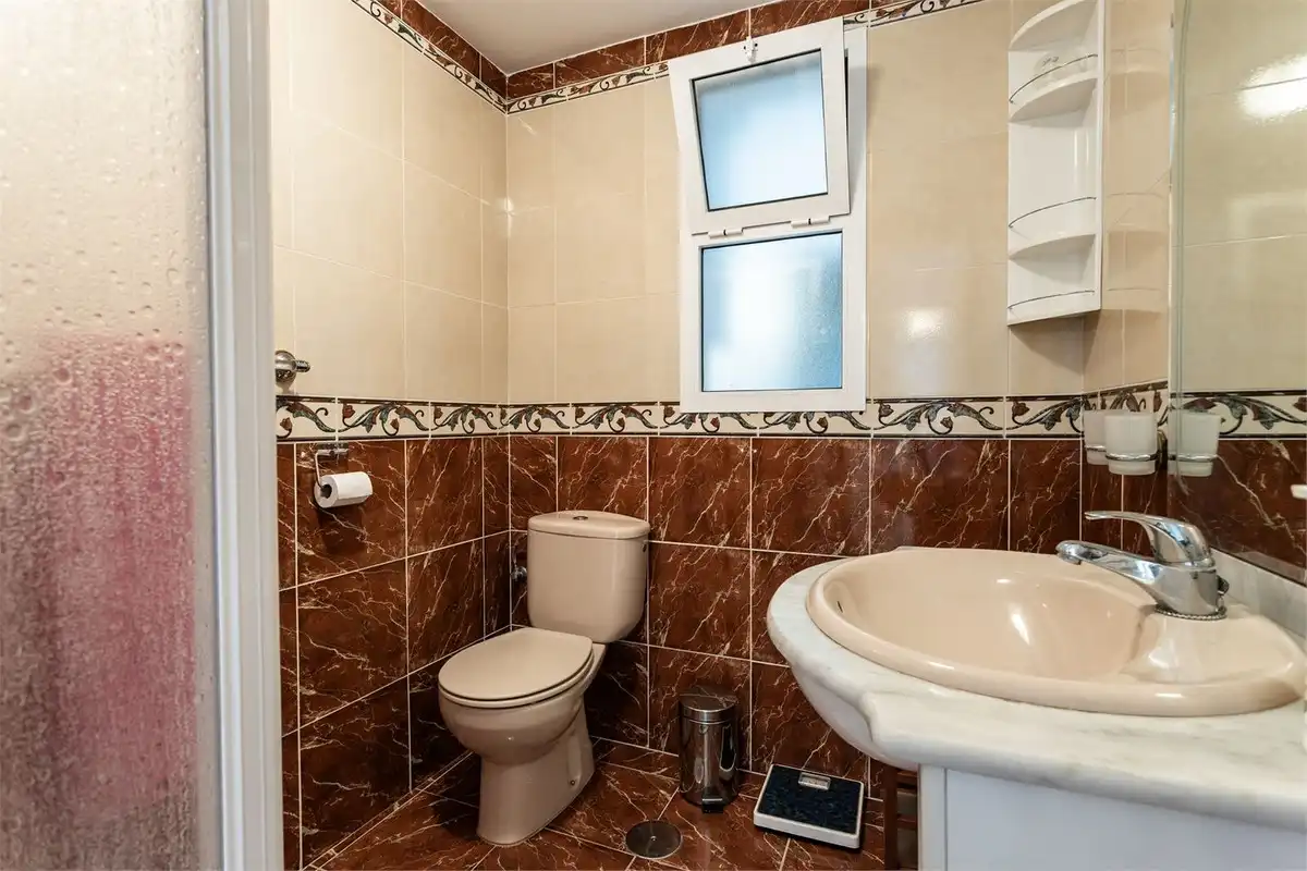Badezimmer von Wohnungen zum Verkauf in Fuengirola mit Klimaanlage, Heizung und Terrasse