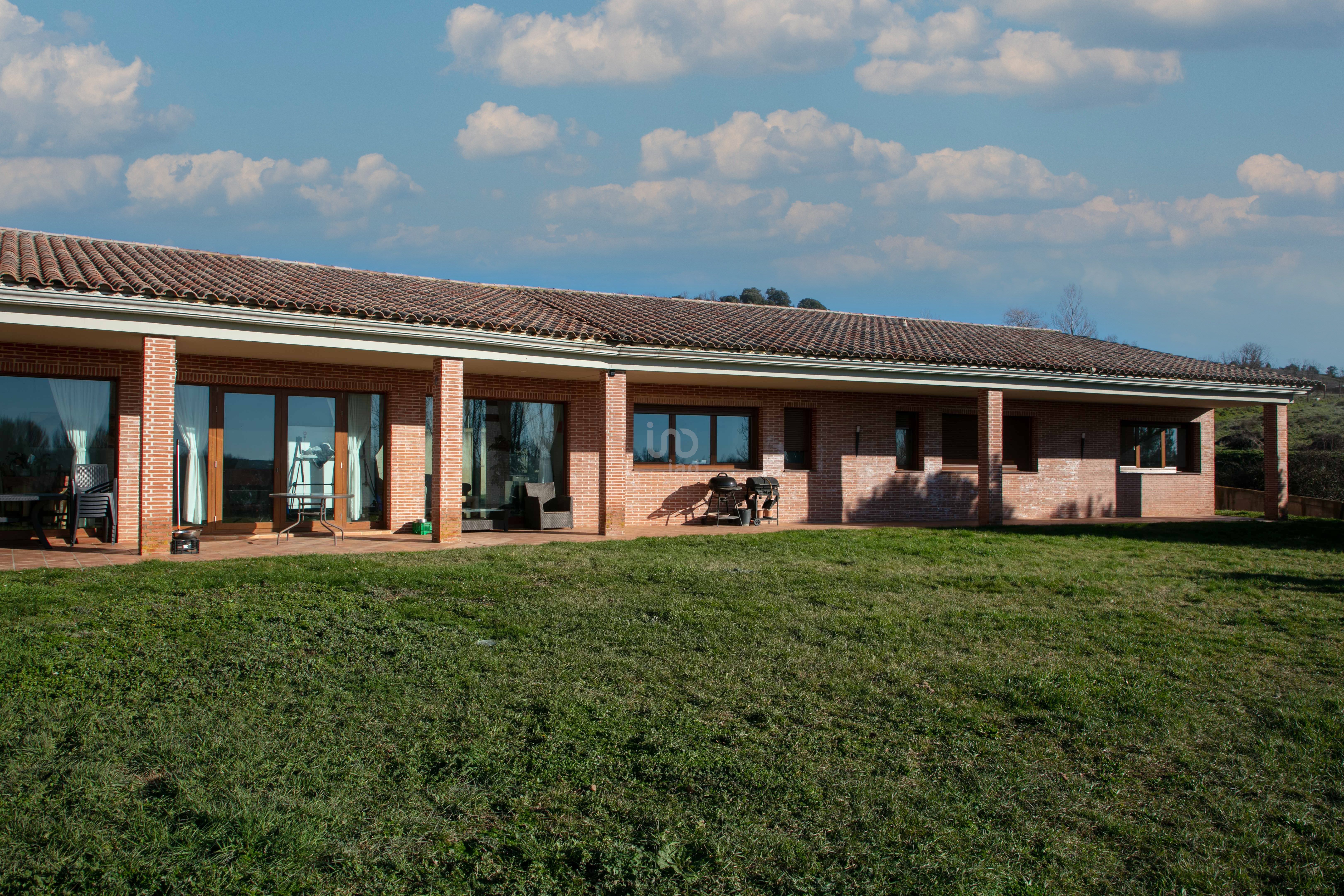 Vista exterior de Casa o xalet en venda en Villaquilambre amb Calefacció i Terrassa