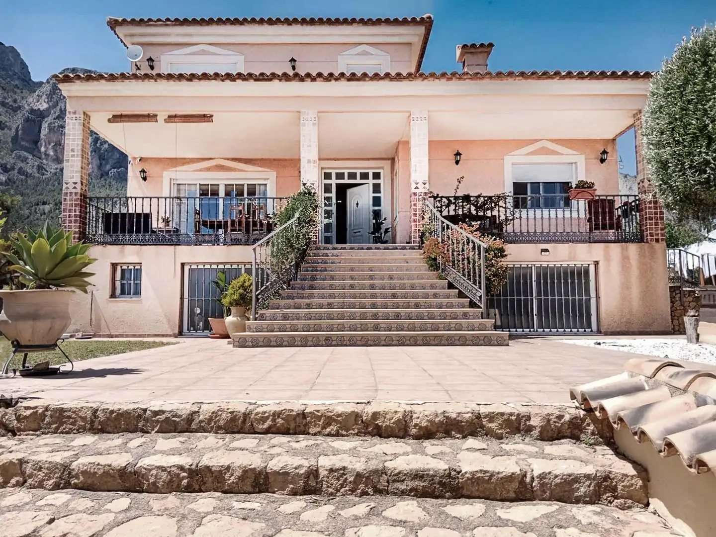 Vista exterior de Casa o xalet de lloguer en Polop amb Aire condicionat, Jardí privat i Terrassa