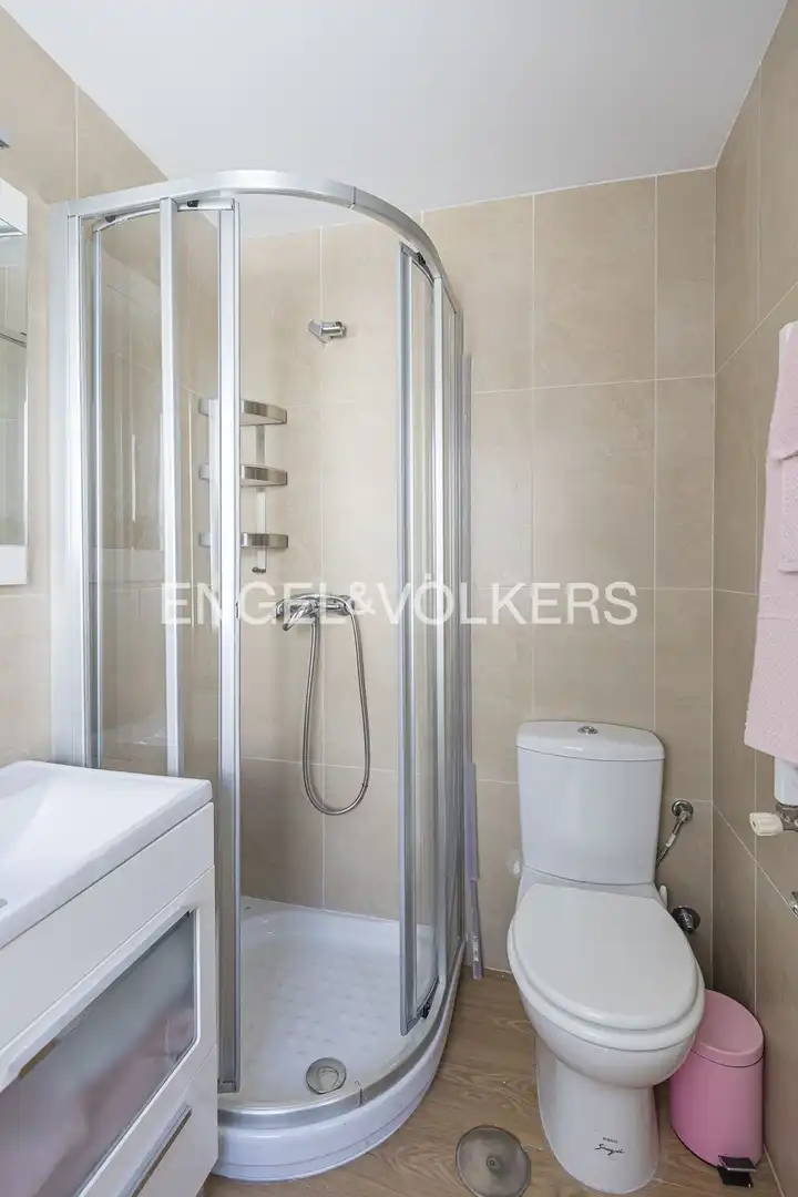 Bathroom of Flat for rent in Madrid  with Air Conditioner, Heating and Balcony