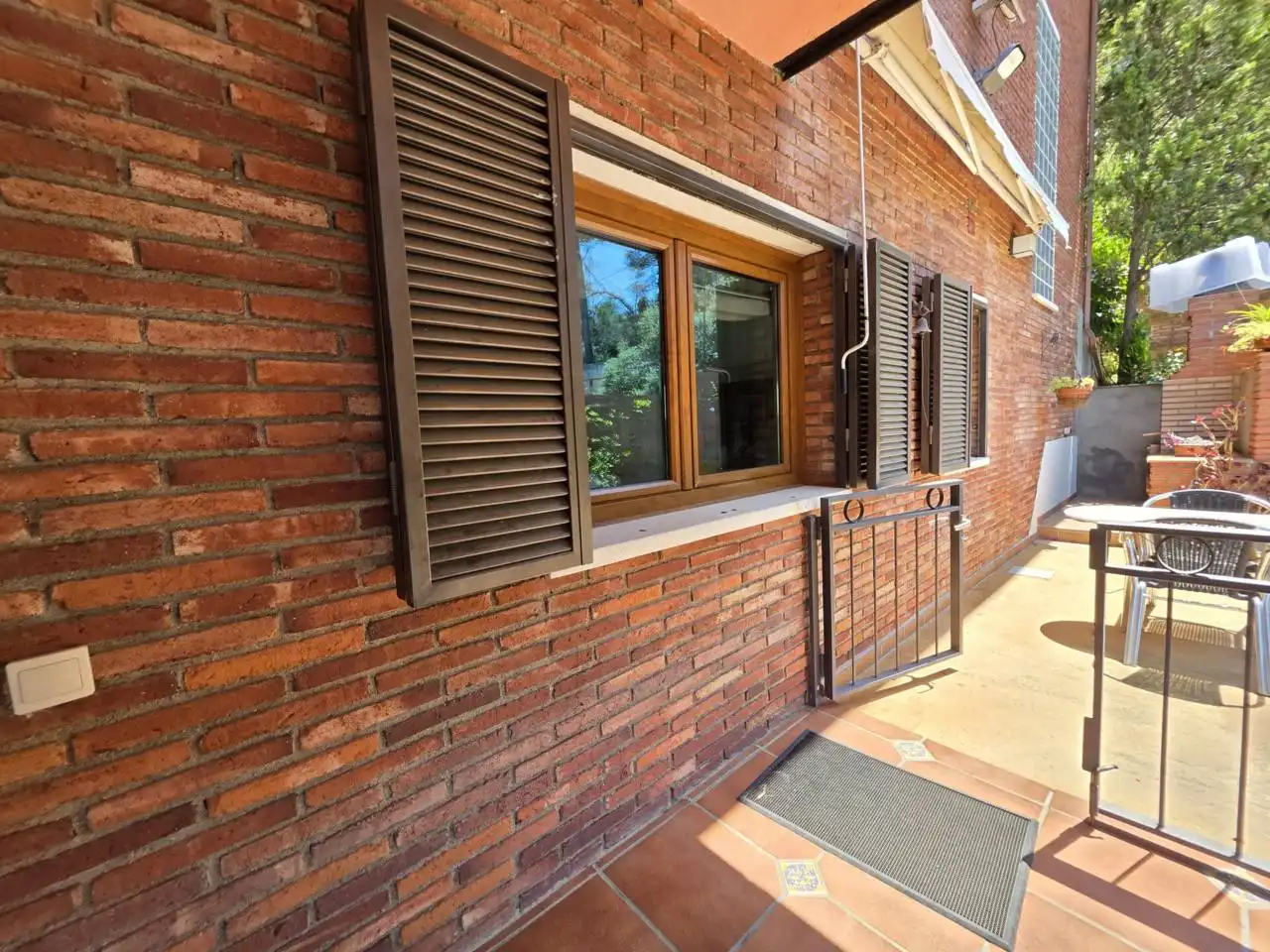 Vista exterior de Casa o xalet en venda en Montcada i Reixac amb Aire condicionat, Calefacció i Jardí privat