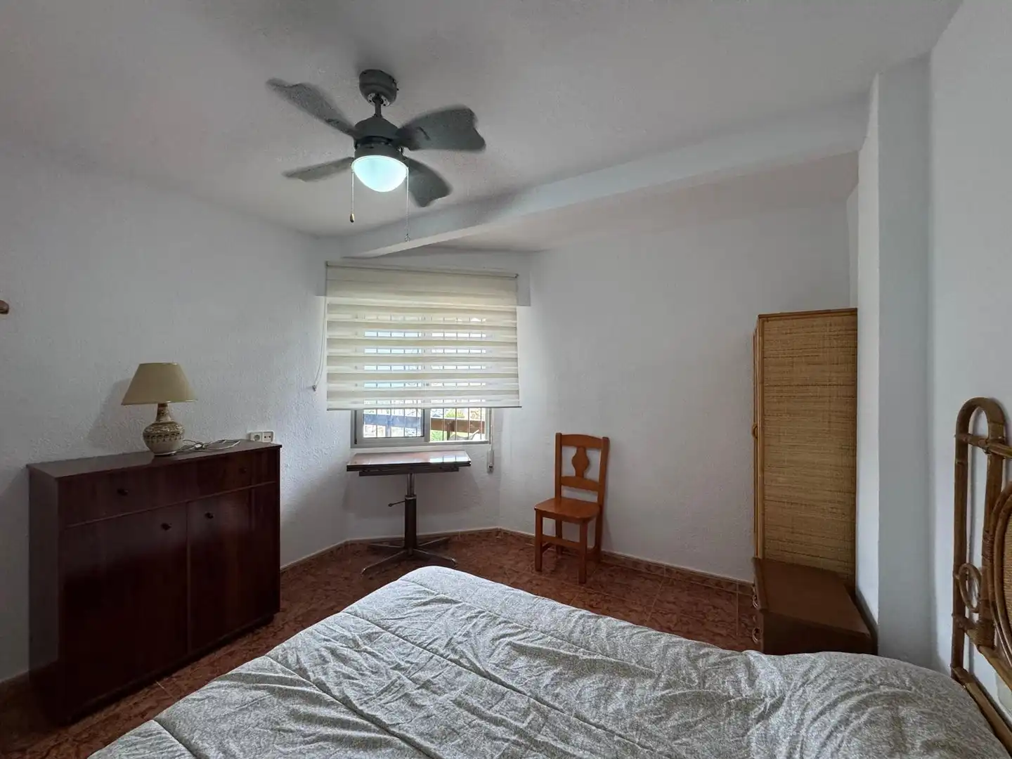 Dormitori de Apartament de lloguer en El Campello amb Jardí privat, Terrassa i Moblat