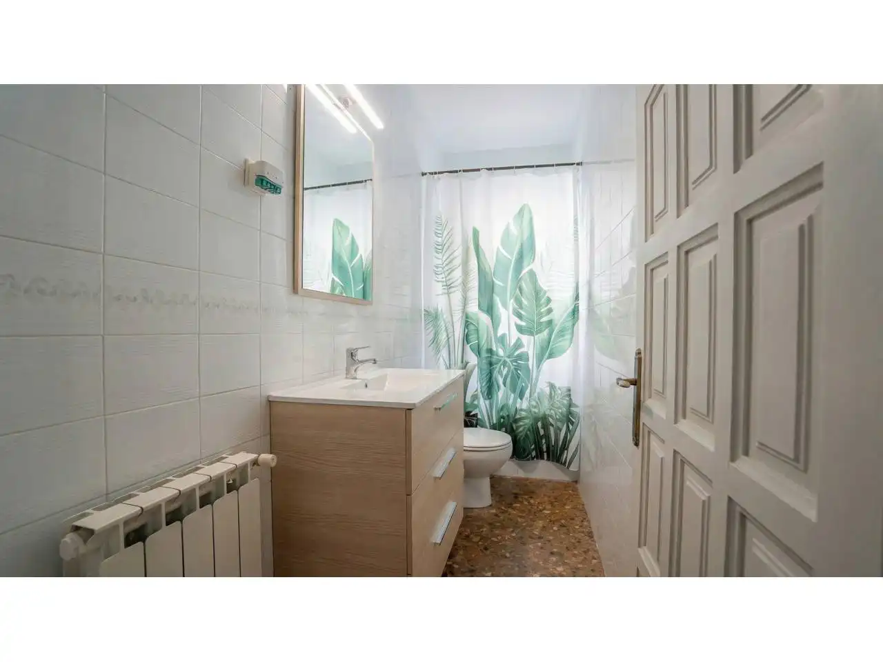 Baño de Casa adosada en venta en Ripollet con Aire acondicionado, Calefacción y Jardín privado