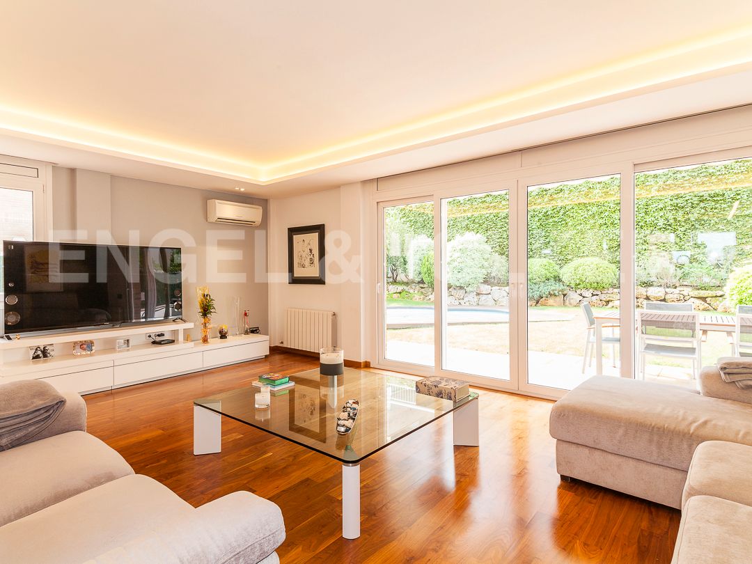 Sala d'estar de Casa adosada en venda en Sant Quirze del Vallès amb Aire condicionat, Calefacció i Jardí privat