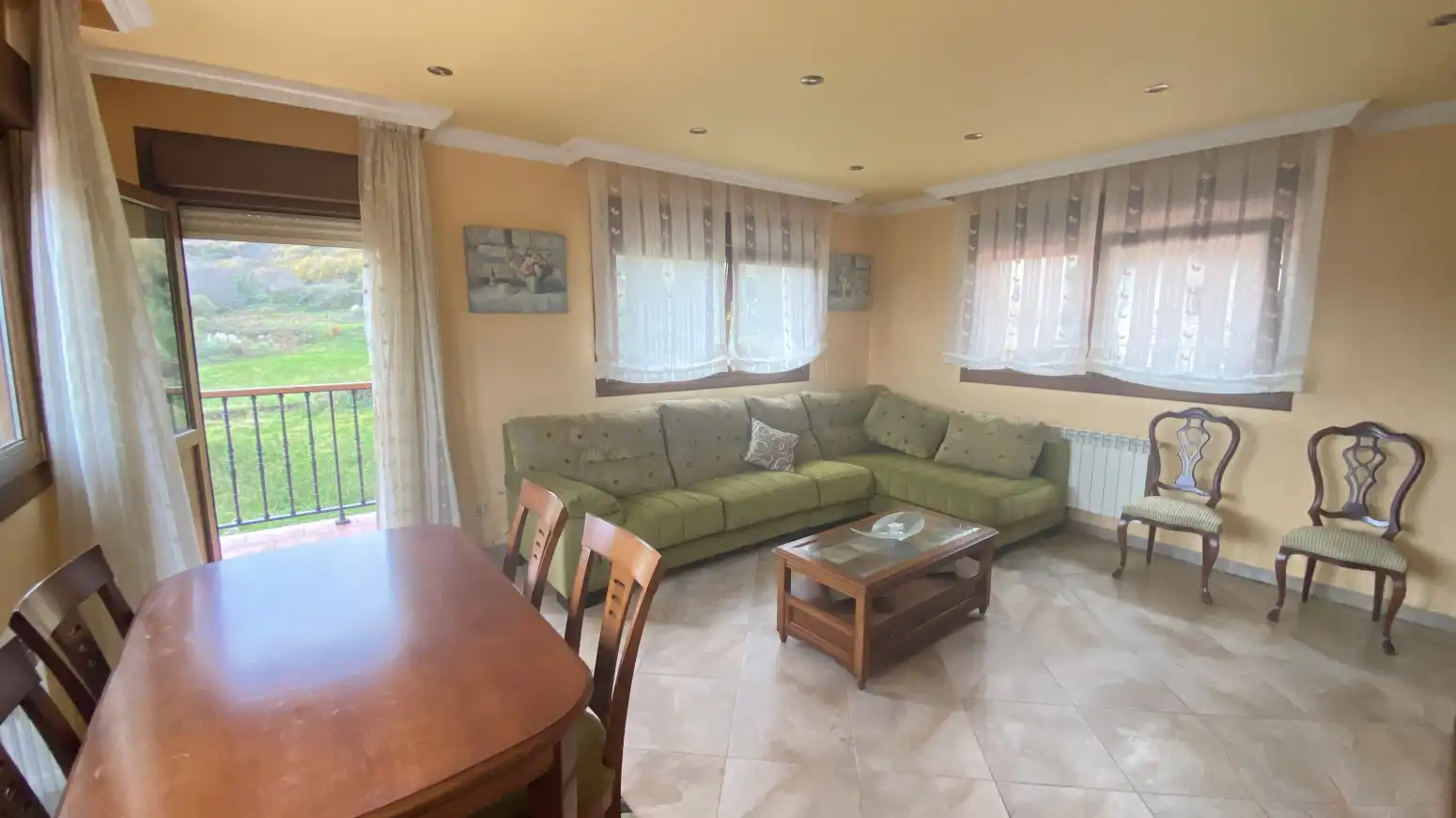 Wohnzimmer von Einfamilien-Reihenhaus zum Verkauf in Voto mit Heizung, Privatgarten und Terrasse