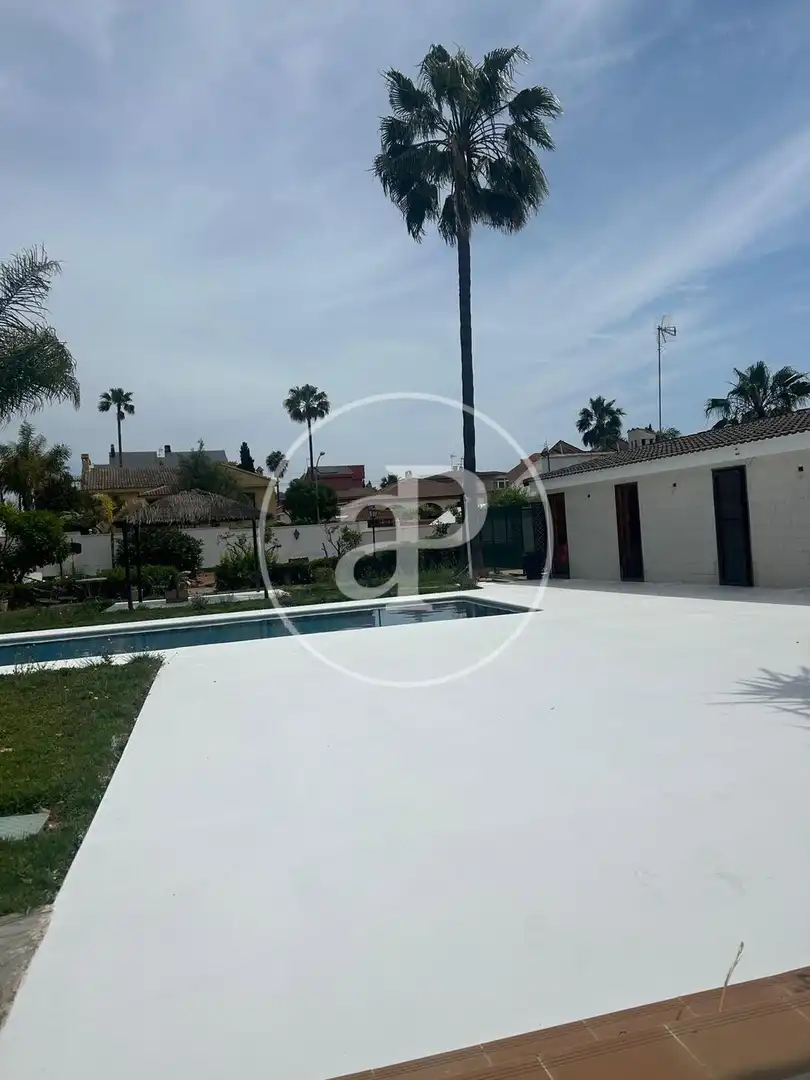 Vista exterior de Casa o xalet de lloguer en  Madrid Capital amb Aire condicionat, Calefacció i Jardí privat