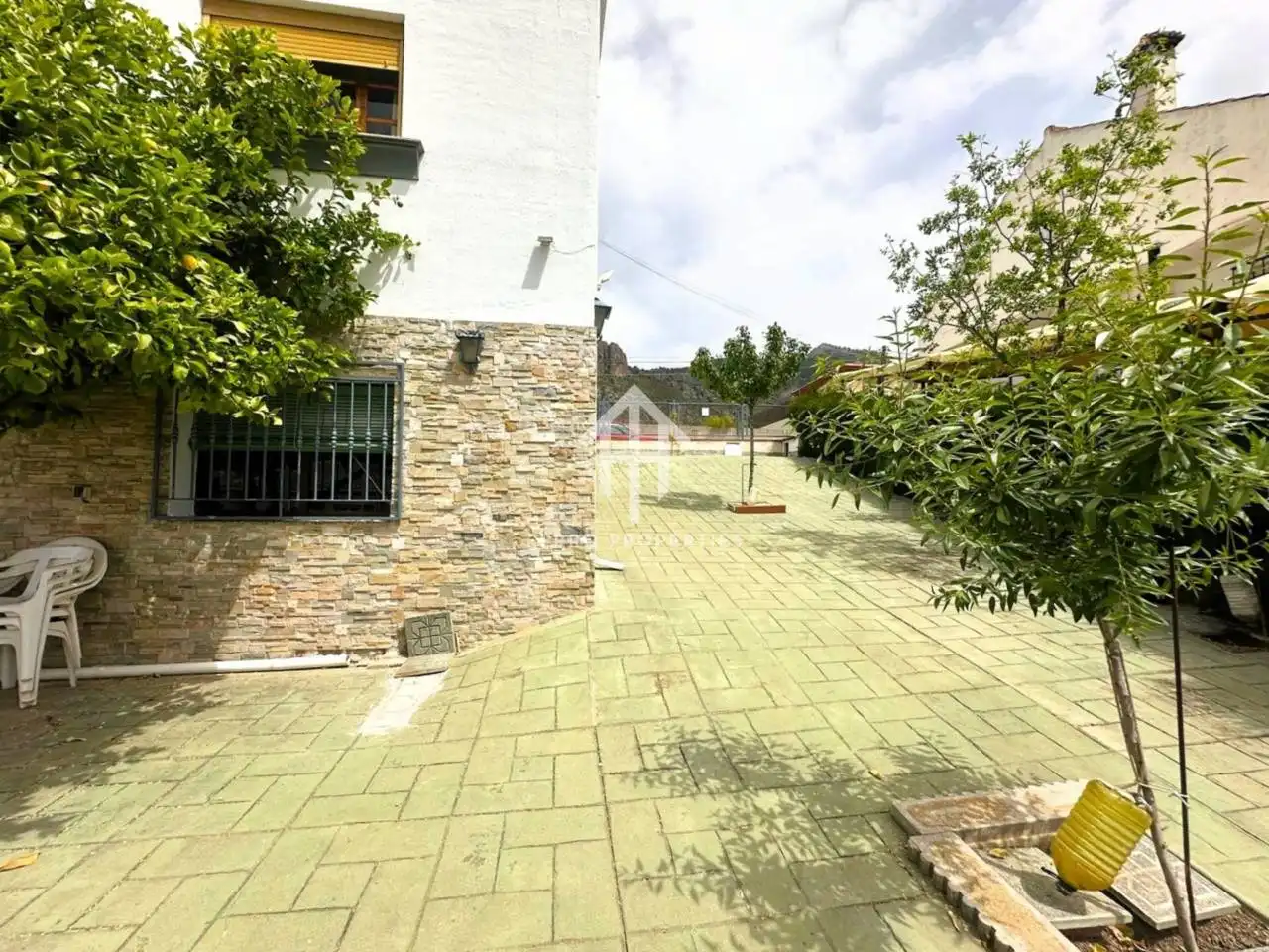 Vista exterior de Casa o xalet en venda en Loja amb Aire condicionat, Jardí privat i Terrassa