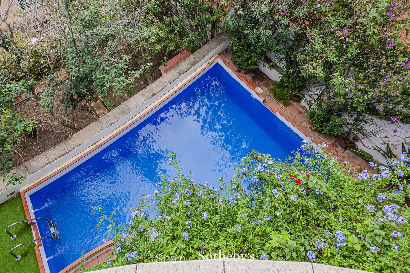 Piscina de Casa o xalet en venda en Barcelona amb Aire condicionat, Calefacció i Jardí privat