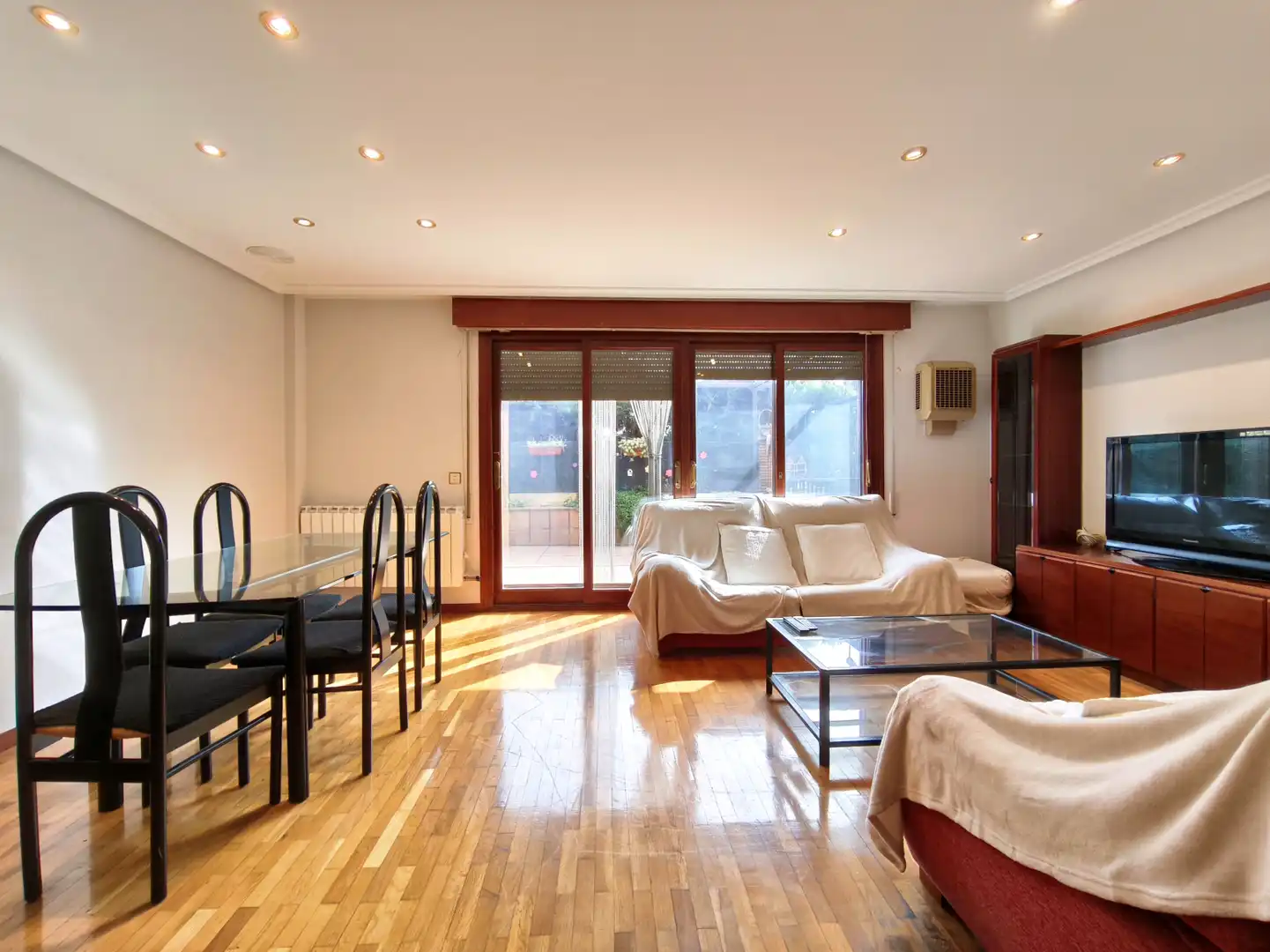 Sala d'estar de Casa o xalet en venda en  Logroño amb Calefacció, Jardí privat i Parquet