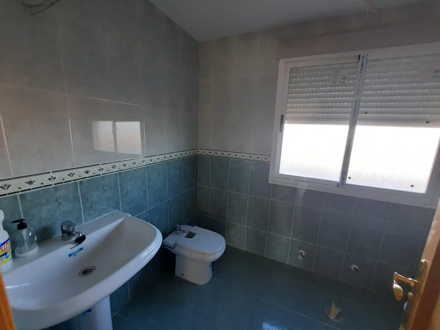 Badezimmer von Einfamilien-Reihenhaus zum Verkauf in Lillo mit Heizung und Möbliert