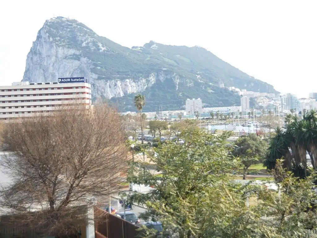Außenansicht von Wohnung zum Verkauf in La Línea de la Concepción mit Möbliert, Ofen und Mikrowelle