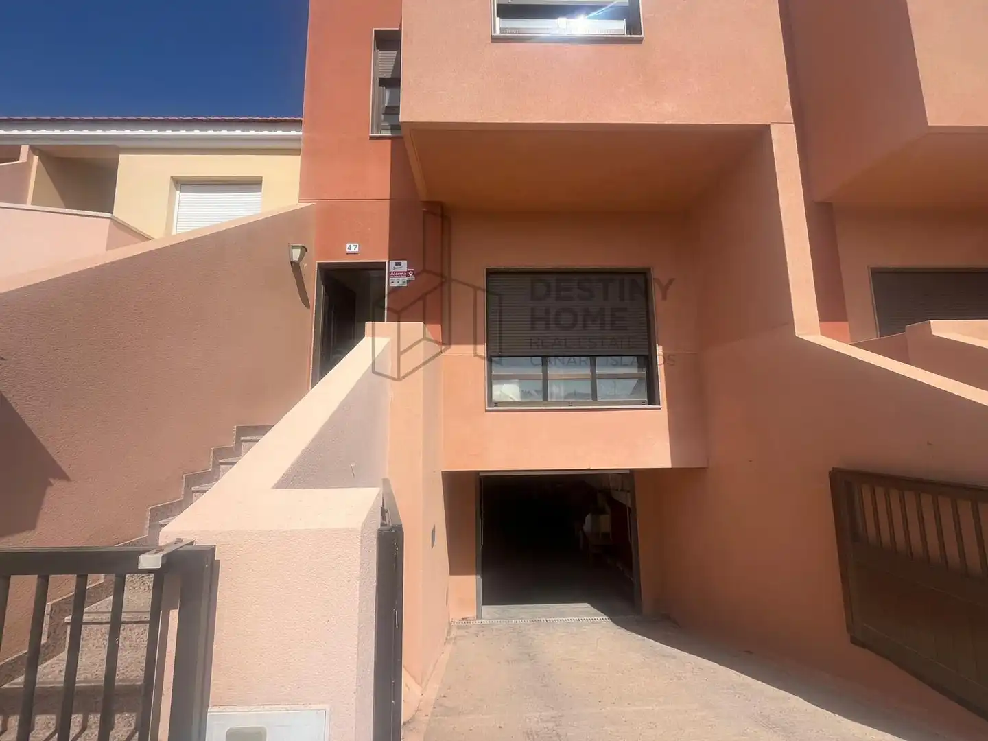 Vista exterior de Casa adosada en venda en Puerto del Rosario amb Traster i Moblat