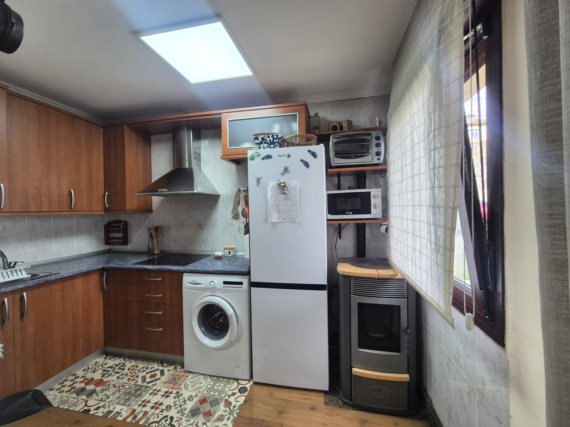 Cuina de Apartament en venda en Valle de Mena amb Parquet i Piscina comunitària