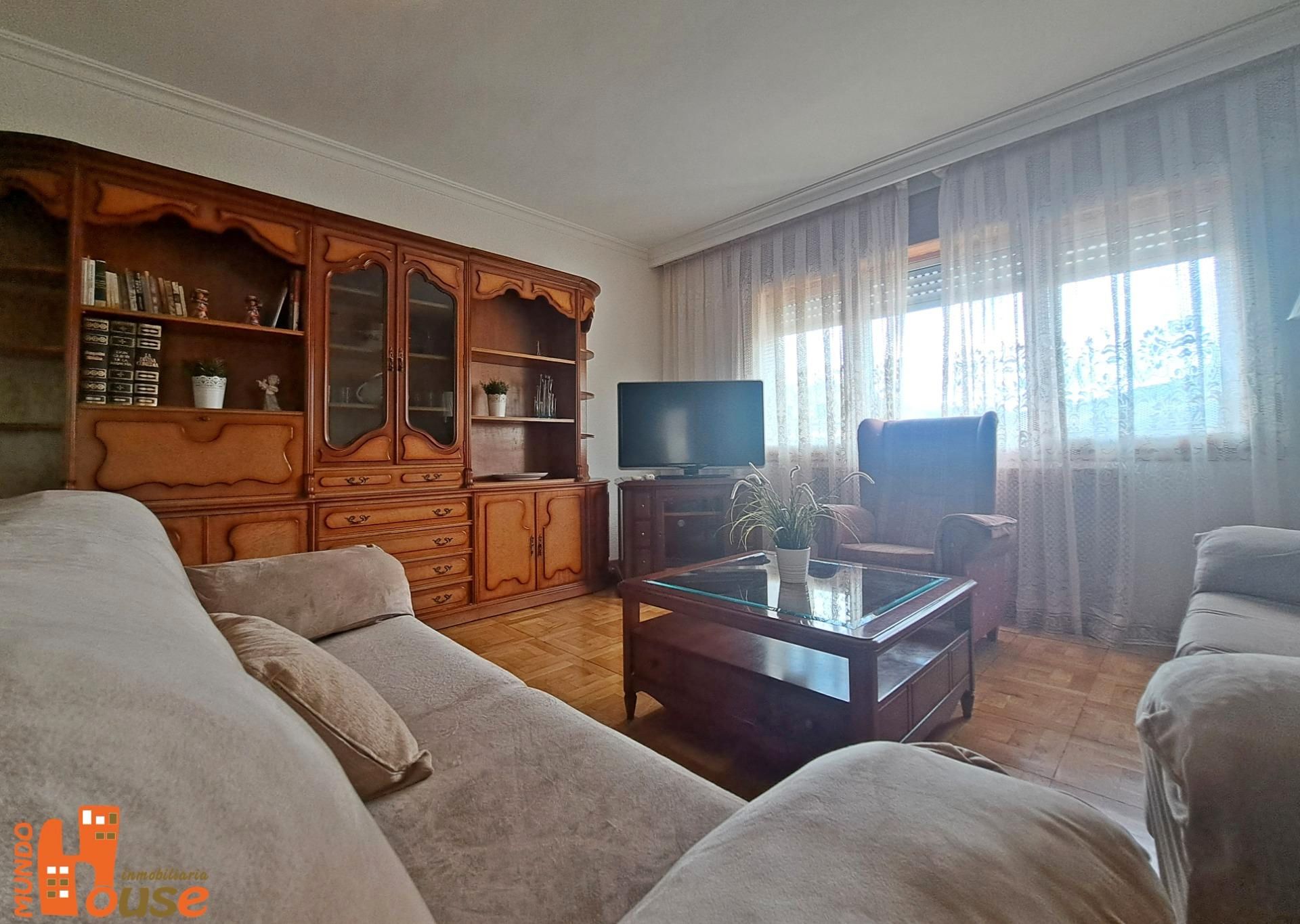 Sala d'estar de Pis de lloguer en Real Sitio de San Ildefonso amb Calefacció i Moblat