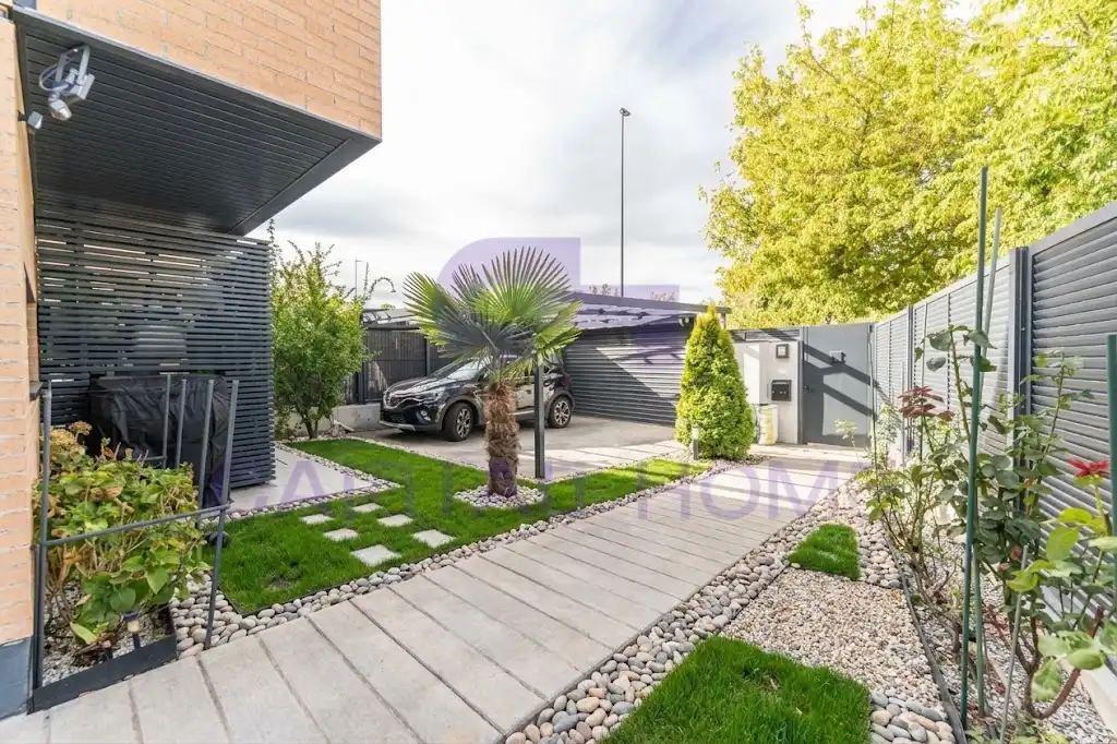 Casa aparellada amb terrassa en venda a Calle de Málaga, imagen 3
