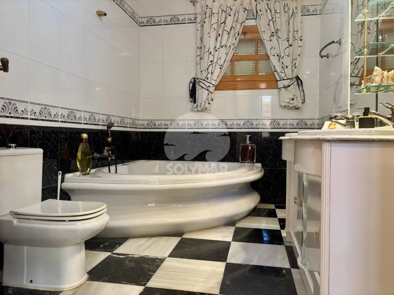 Bany de Casa o xalet en venda en Vélez-Málaga amb Aire condicionat, Jardí privat i Terrassa