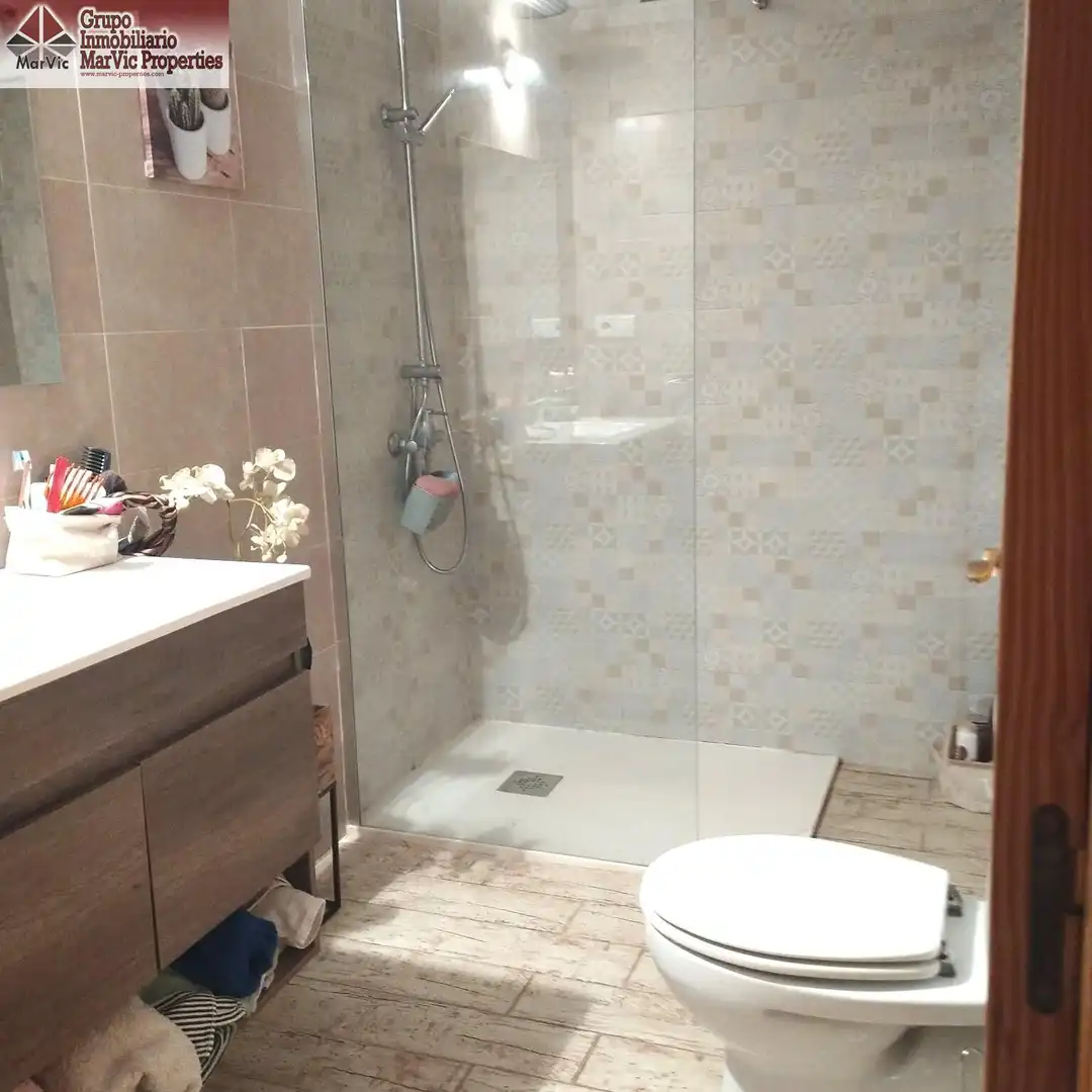 Baño de Apartamento en venta en Benidorm con Jardín privado, Amueblado y Piscina comunitaria