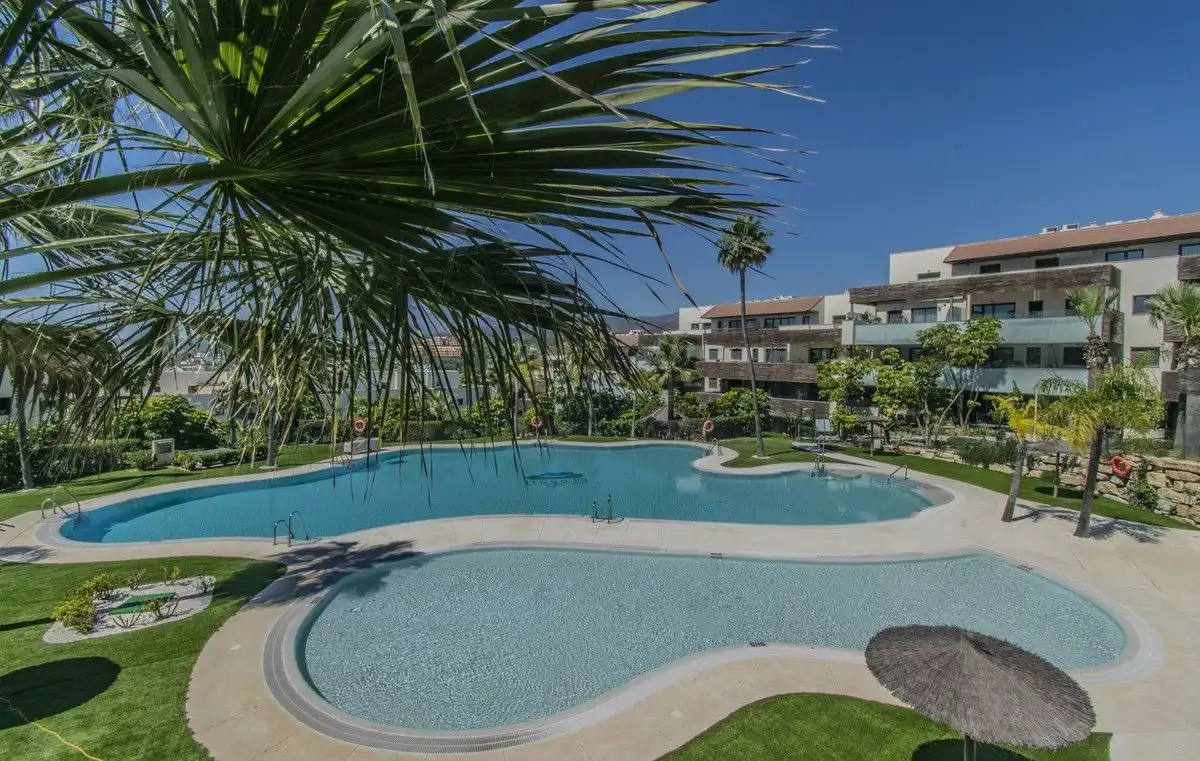Schwimmbecken von Wohnungen zum Verkauf in Benahavís mit Klimaanlage, Heizung und Terrasse
