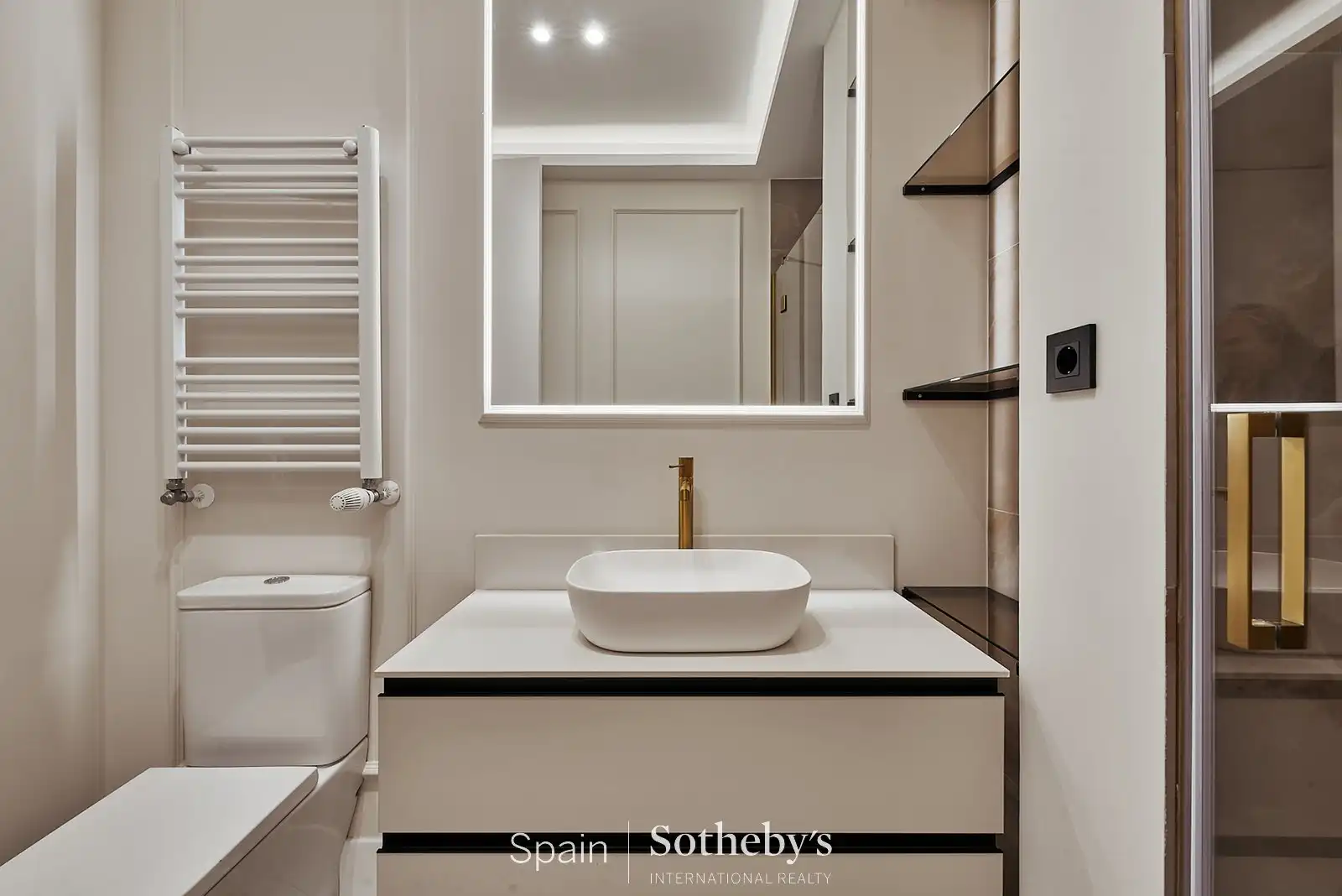 Badezimmer von Wohnungen zum Verkauf in Madrid mit Klimaanlage und Heizung