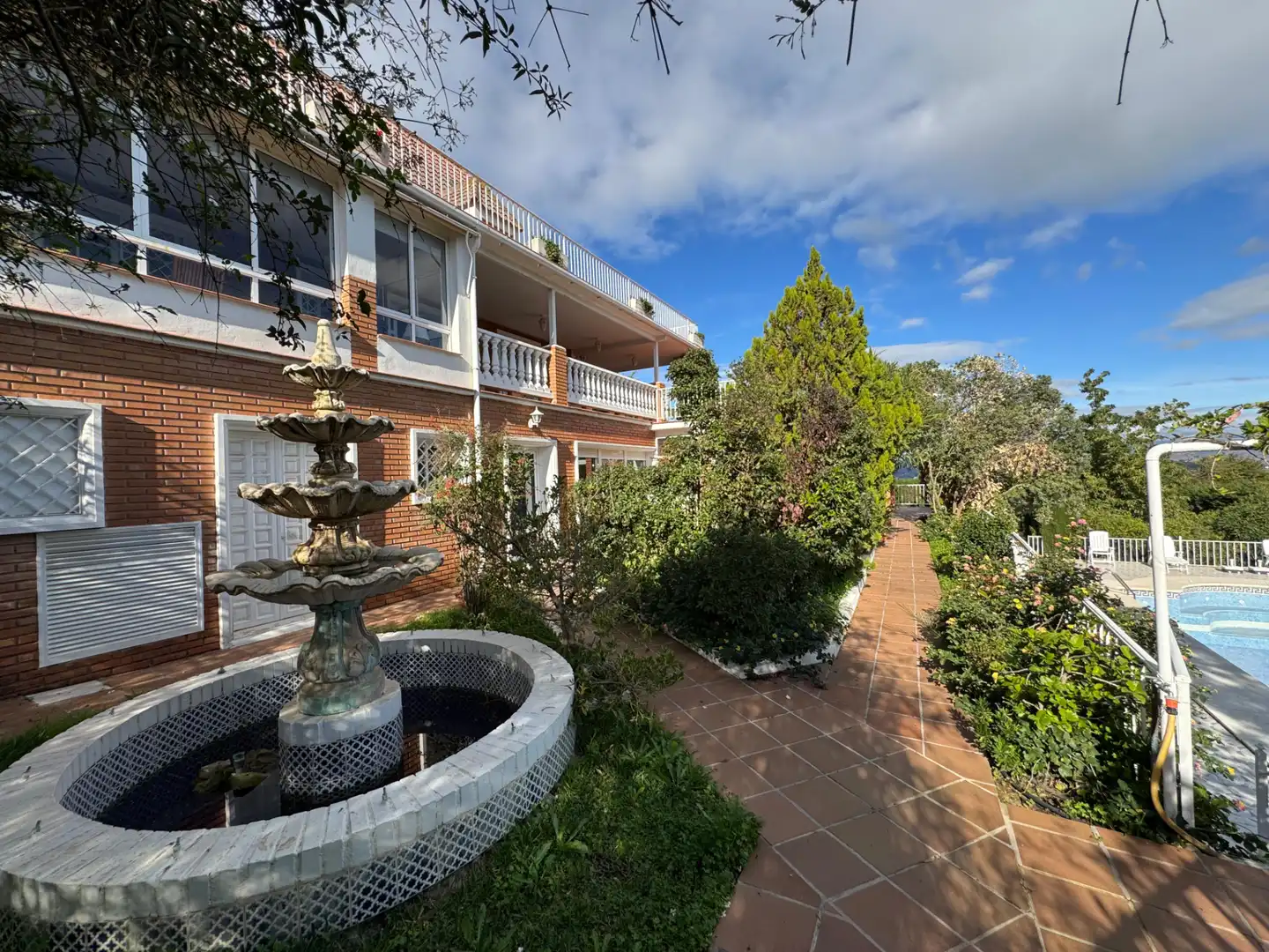 Vista exterior de Casa o xalet en venda en Alhaurín de la Torre amb Aire condicionat, Calefacció i Jardí privat