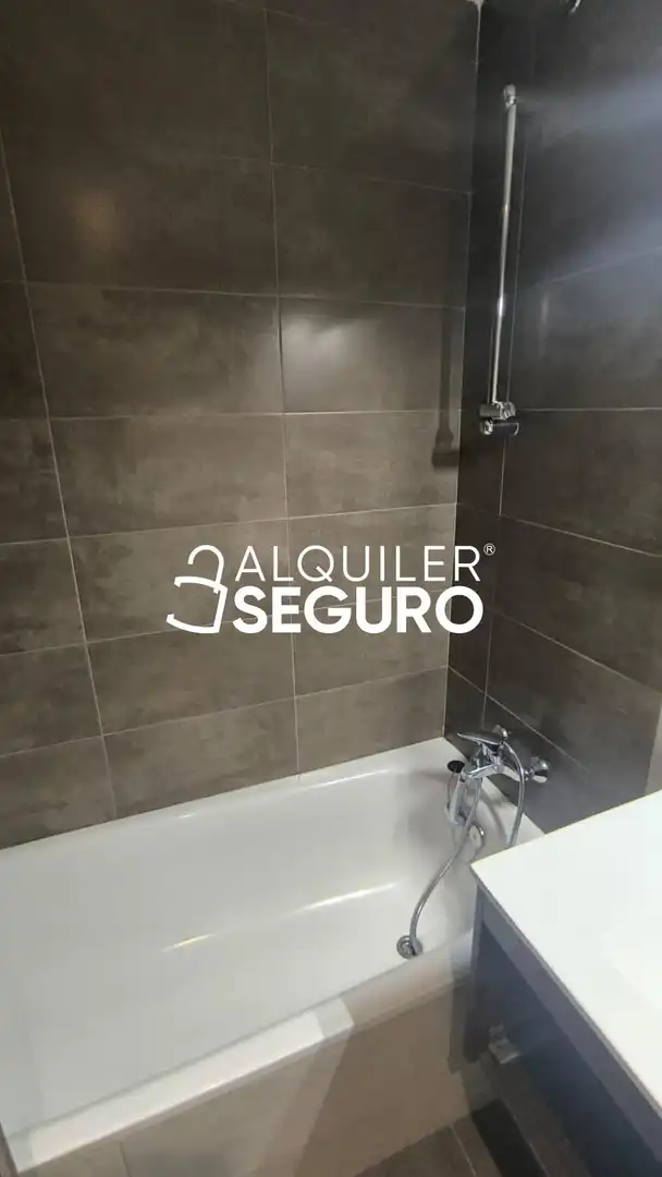 Bany de Pis de lloguer en Sevilla amb Aire condicionat, Terrassa i Piscina