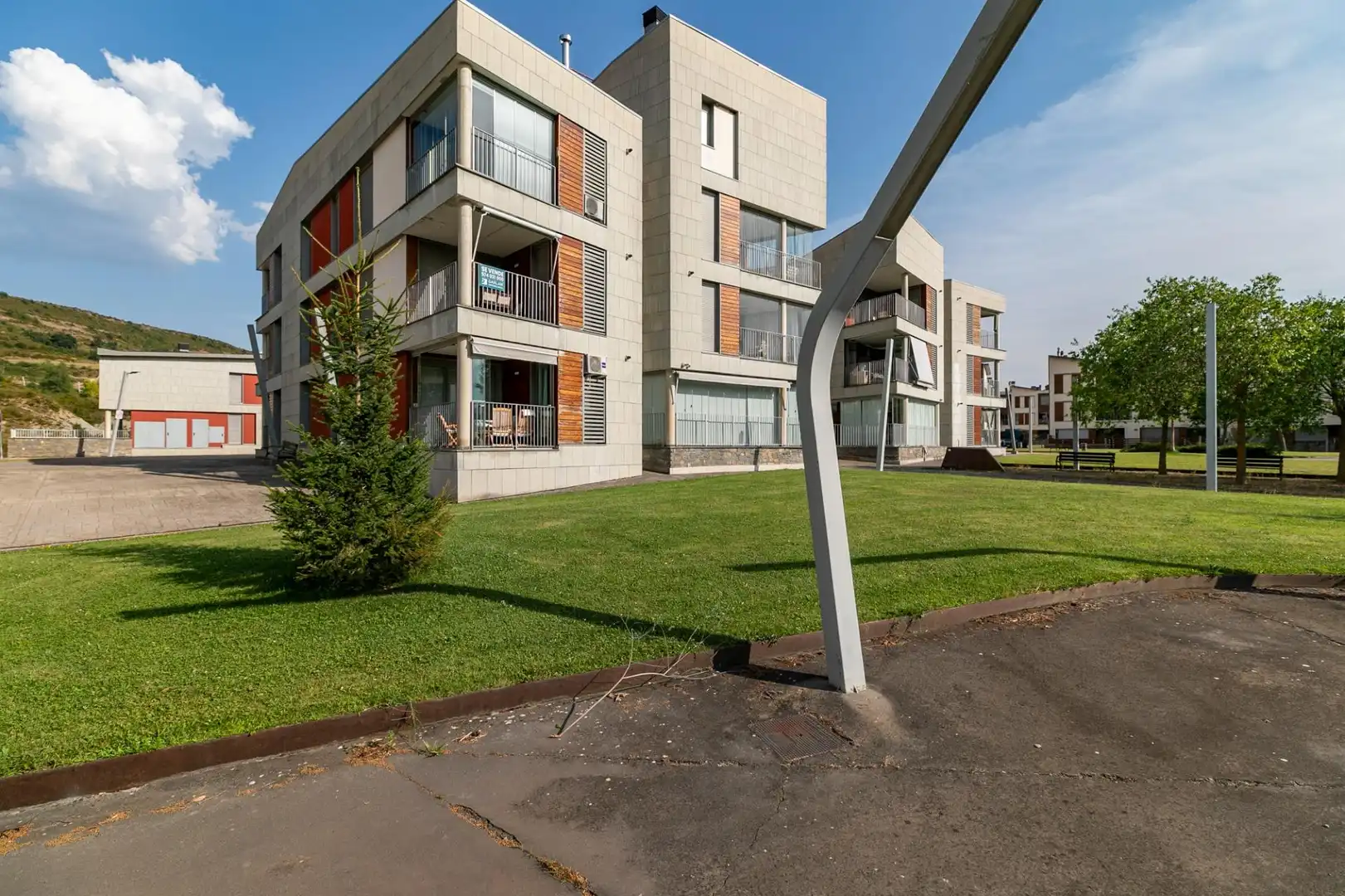 Vista exterior de Pis en venda en Sabiñánigo amb Calefacció, Terrassa i Traster