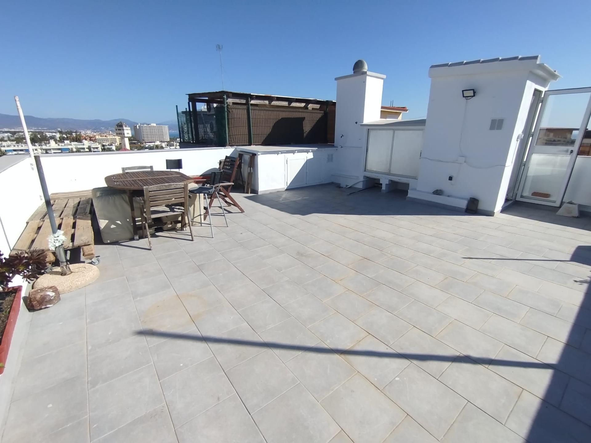 Terrassa de Àtic de lloguer en Torremolinos amb Aire condicionat, Calefacció i Jardí privat