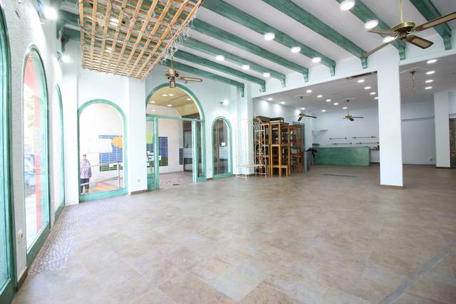 Local comercial en Alquiler en Almadrava - Canyelles - Puig-Rom