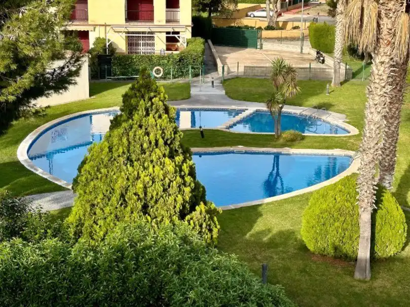 Àtic amb piscina en venda a Urbanització Solemio 1