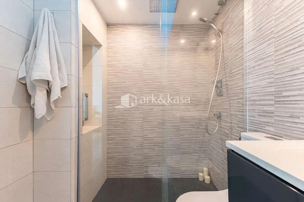 Badezimmer von Wohnung zum Verkauf in Valencia mit Klimaanlage, Abstellraum und Ofen