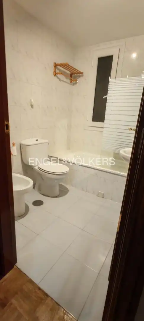 Bathroom of Flat for rent in Madrid  with Heating, Private garden and Parquet flooring