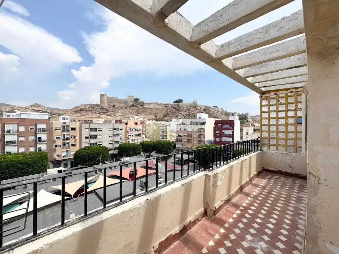 Vista exterior de Pis en venda en Almería amb Terrassa i Balcó