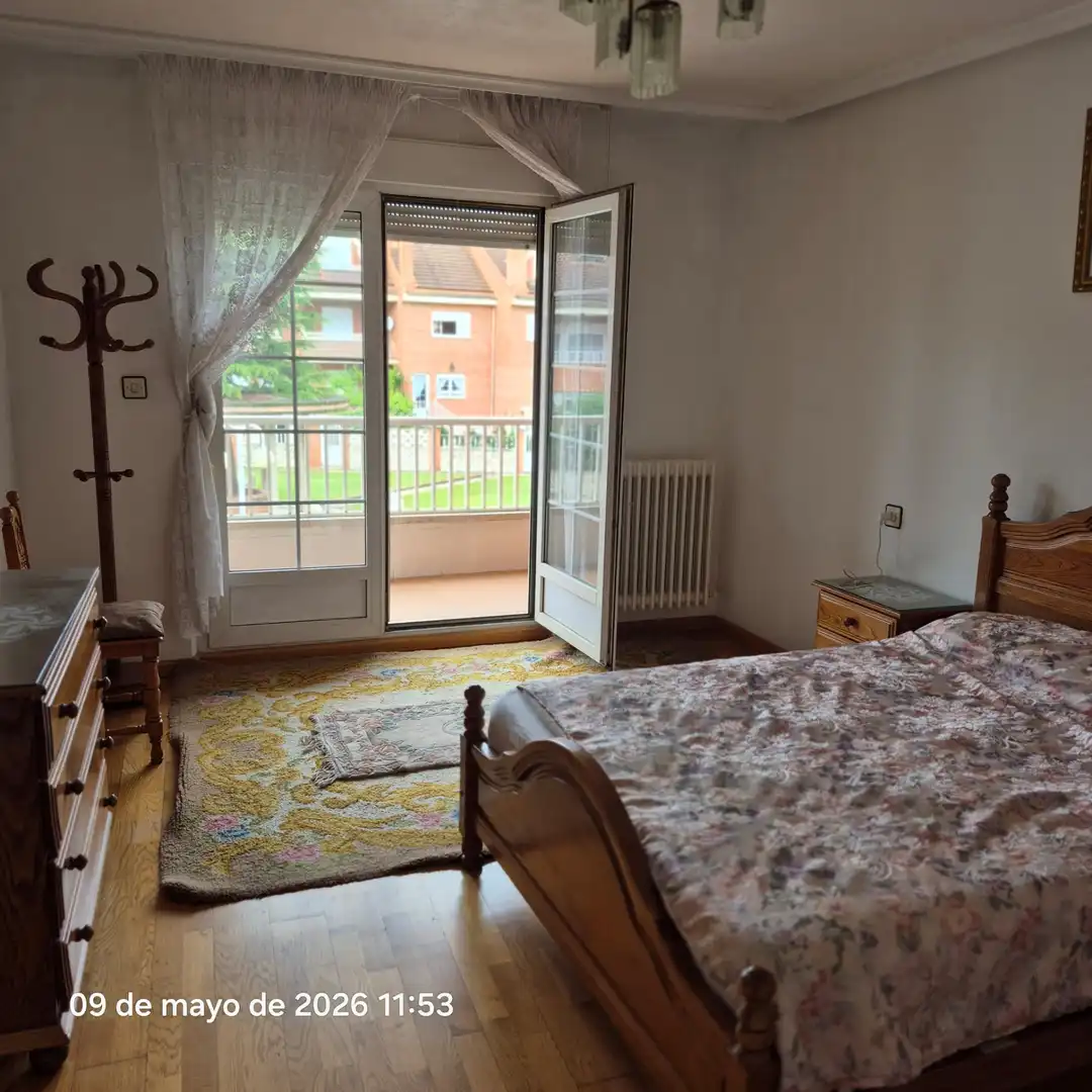 Dormitori de Casa o xalet en venda en San Andrés del Rabanedo amb Calefacció, Jardí privat i Parquet