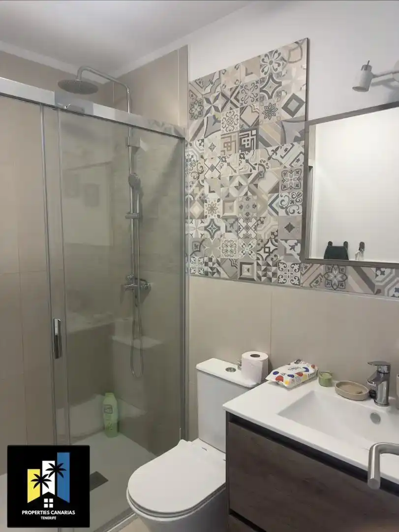Baño de Apartamento en venta en Adeje con Piscina y Balcón