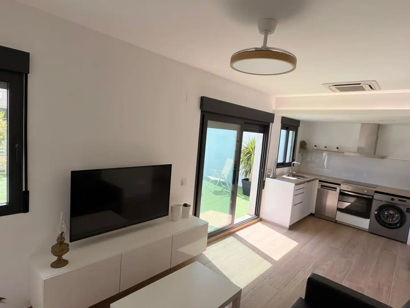 Wohnzimmer von Einfamilien-Reihenhaus zur Miete in Cullera mit Klimaanlage, Heizung und Terrasse