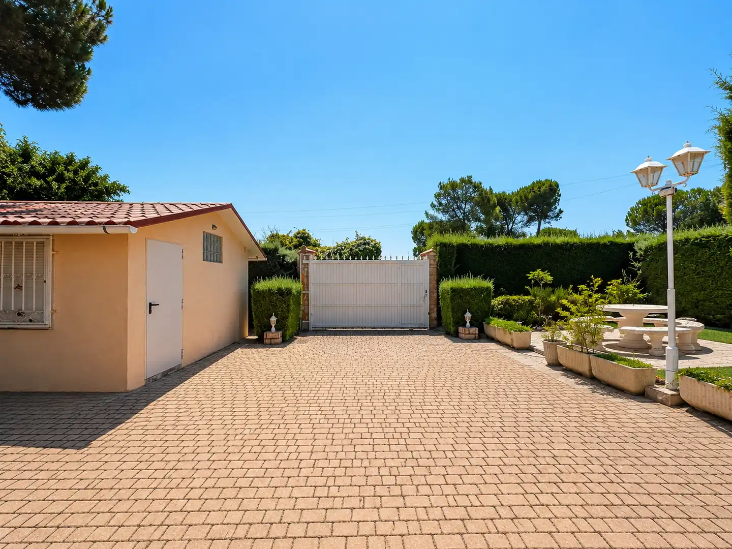 Vista exterior de Casa o chalet en venta en Nuevo Baztán con Aire acondicionado, Calefacción y Jardín privado