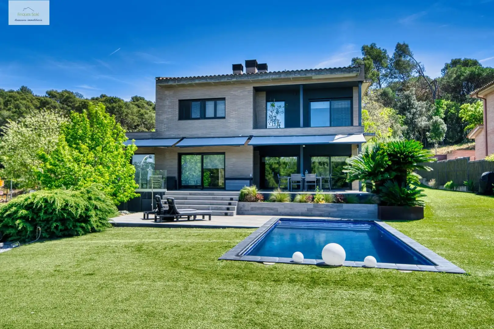 Vista exterior de Casa o xalet en venda en La Roca del Vallès amb Aire condicionat, Jardí privat i Terrassa