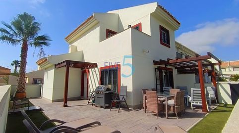 Elegante villa adosada de 3 dormitorios con acceso directo a la piscina en Ciudad Quesada! Situada en uno de los complejos cerrado