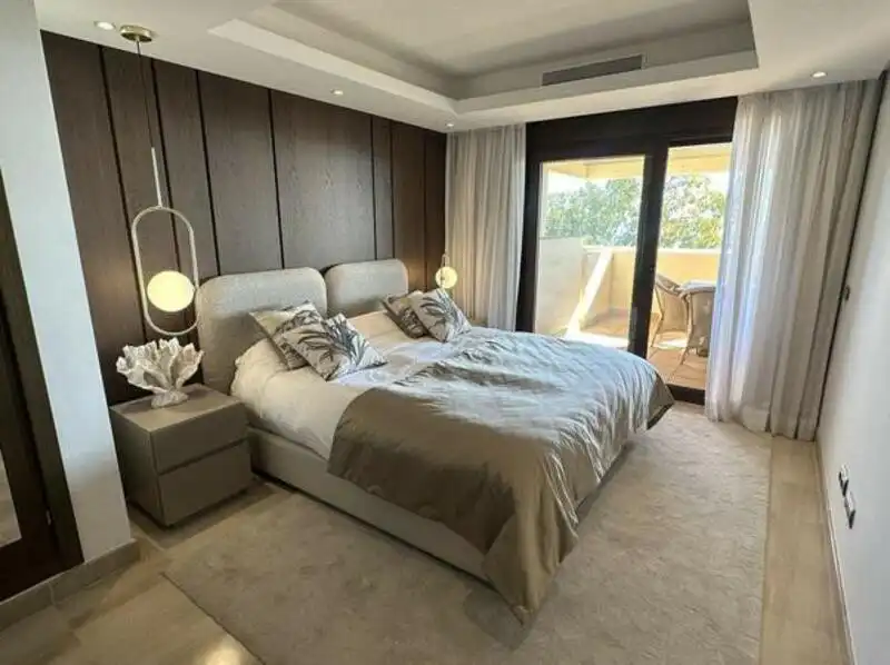 Habitación de Apartamento de alquiler en Estepona con Aire acondicionado, Terraza y Piscina