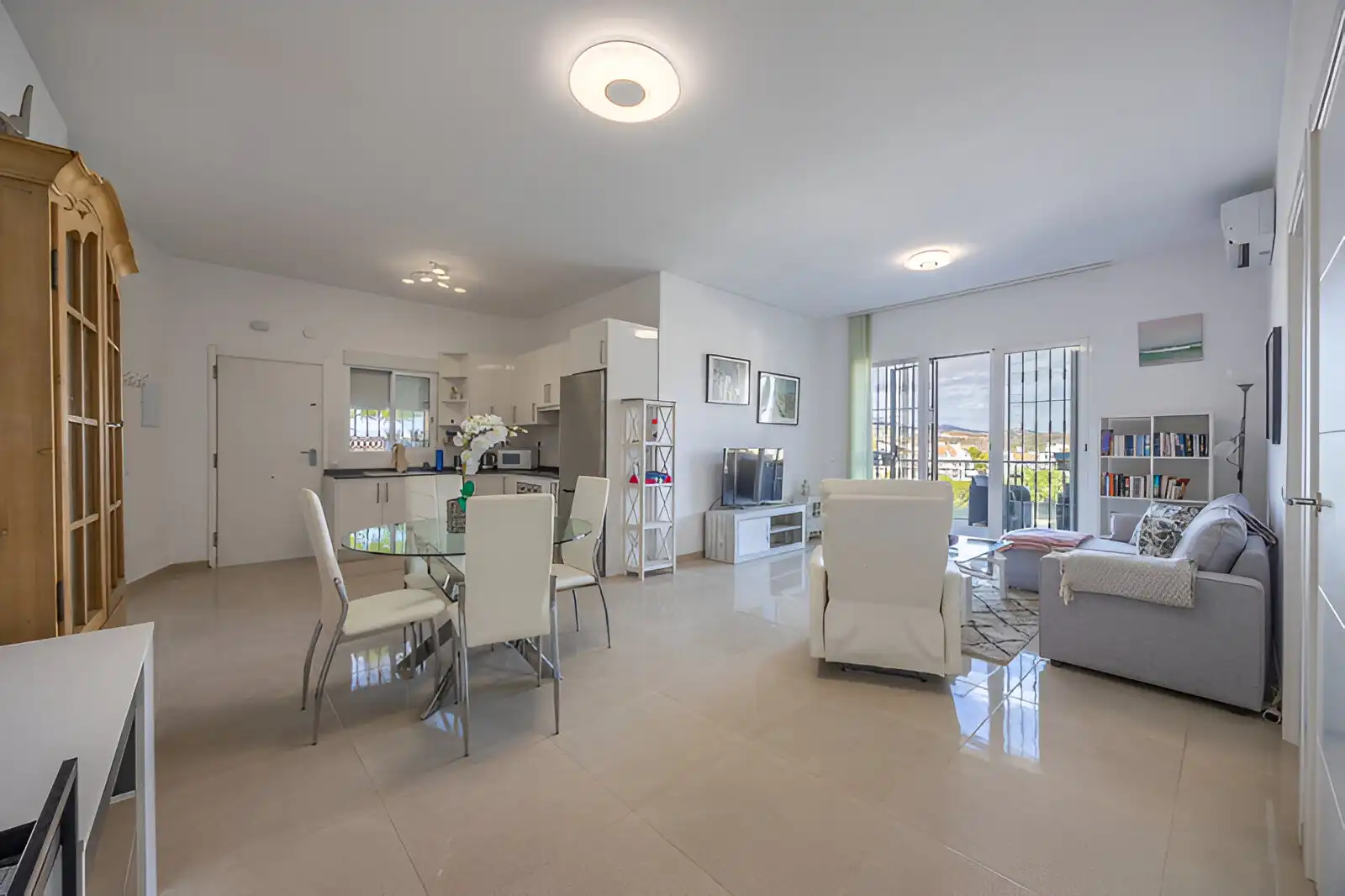 Wohnzimmer von Erdgeschoss zum Verkauf in Mijas mit Klimaanlage, Terrasse und Schwimmbad