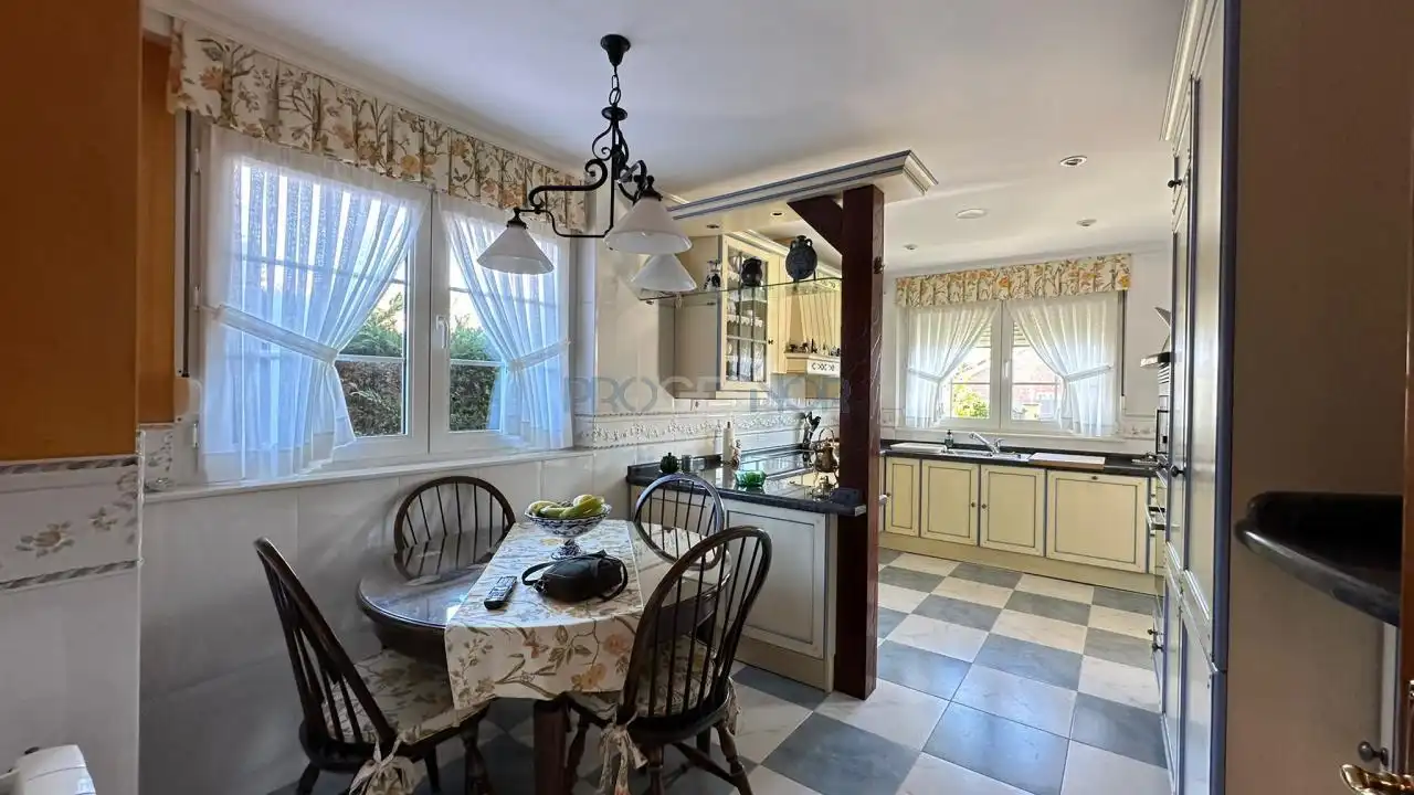 Cocina de Casa o chalet en venta en Sariegos con Calefacción, Jardín privado y Terraza