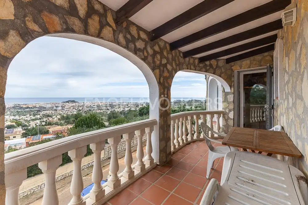 Vista exterior de Casa o xalet en venda en Dénia amb Aire condicionat, Calefacció i Jardí privat