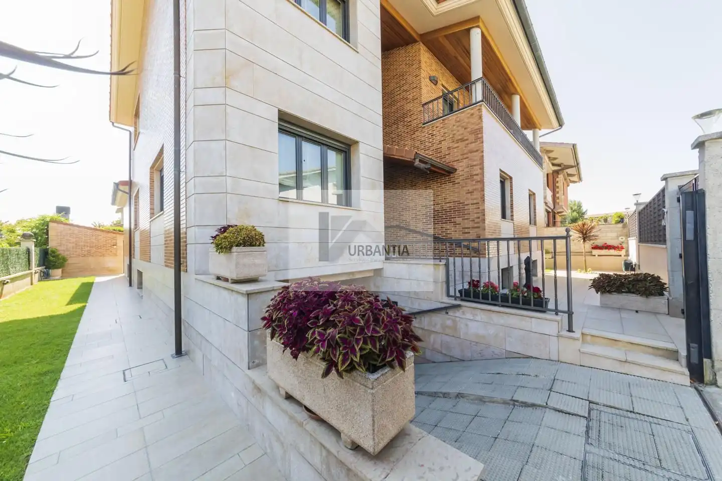 Vista exterior de Casa o chalet en venta en Cizur con Calefacción, Jardín privado y Parquet