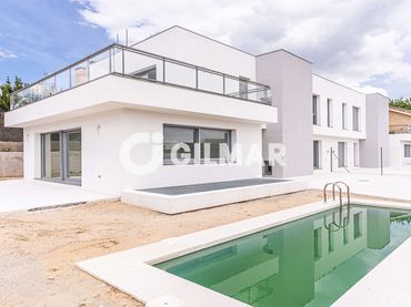 Casa bifamiliare con piscina in vendita a Casco Antiguo