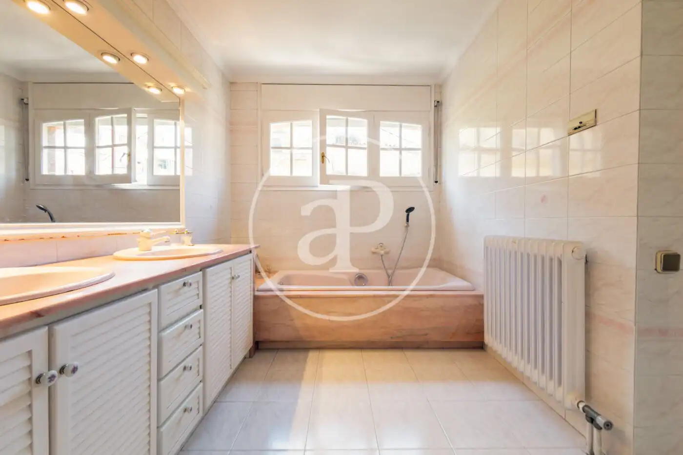 Bathroom of Houses for sale in Montcada i Reixac  with Air Conditioner, Heating and Terrace