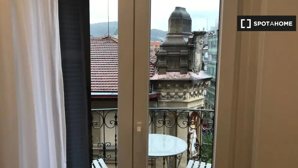 Room in Ensanche - Moyua - Diputación